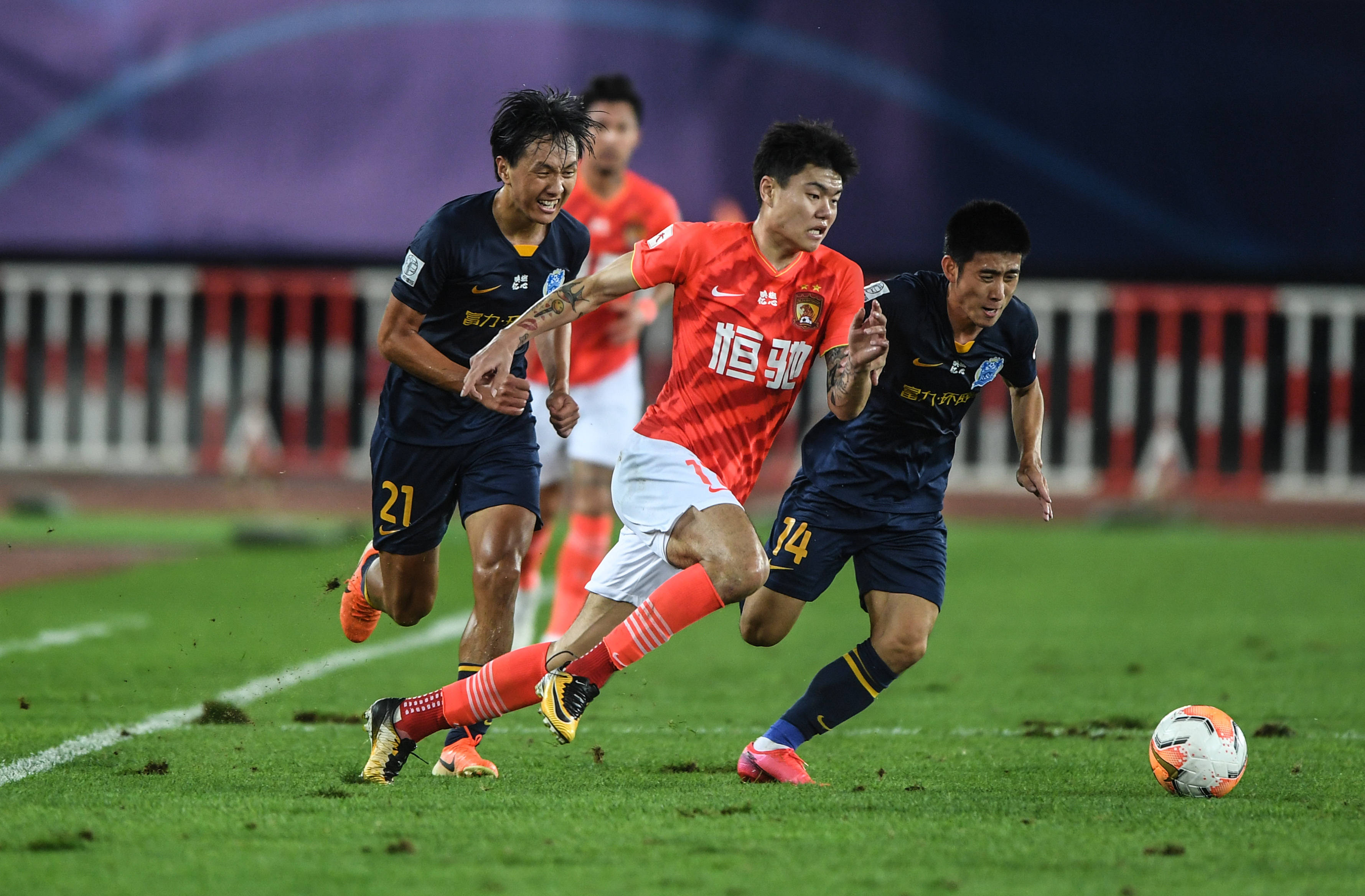 在激烈竞争 在激烈竞争